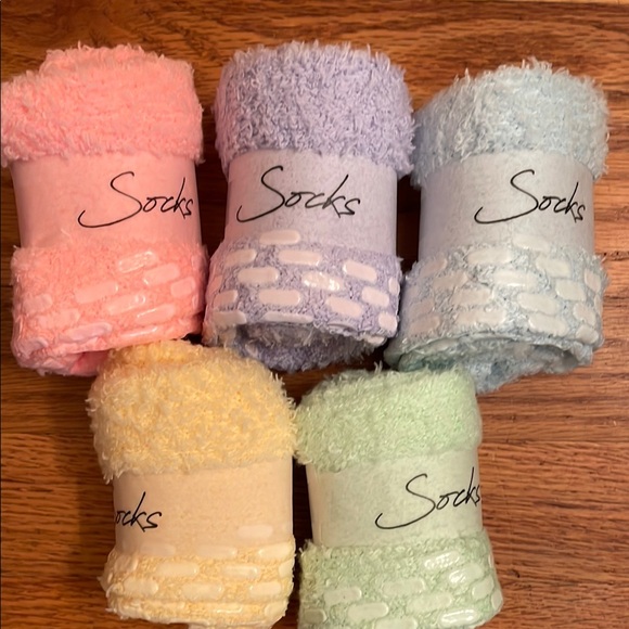 5 pair of Cozy, Soft Slipper Socks. - Picture 2 of 3